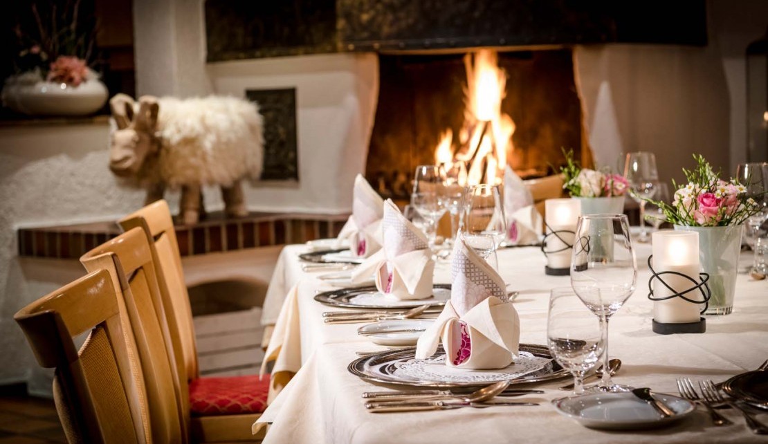 Kaminzimmer Restaurant Gedeckter Tisch Romantik