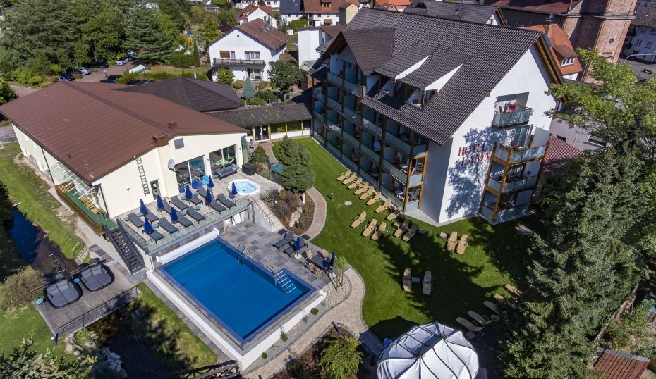 Luftaufnahme Wellnessgarten mit Palais Therme Aussenpool