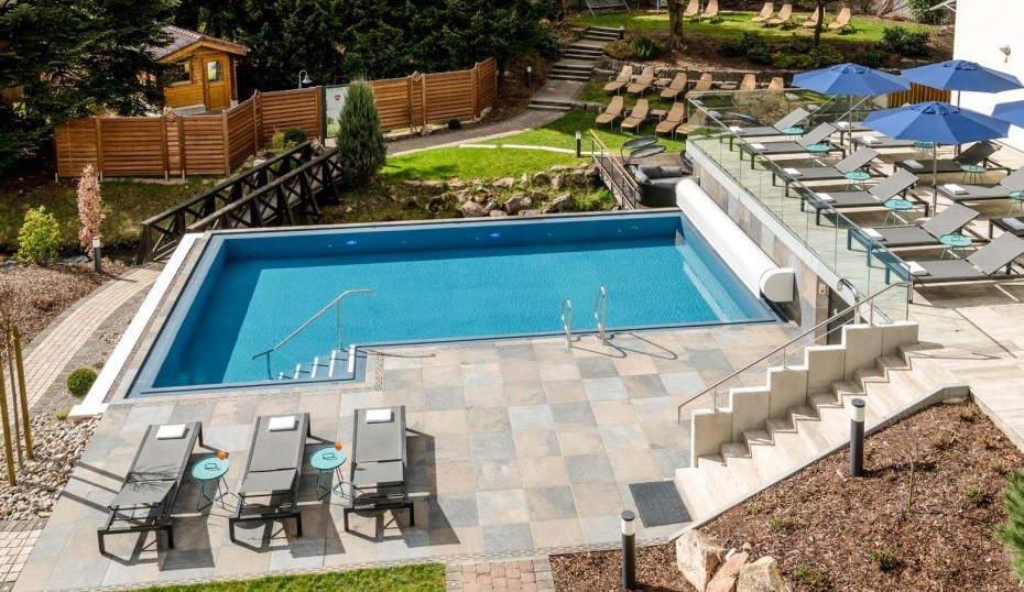 Pool Ansichten Blick Wellnessgarten 1