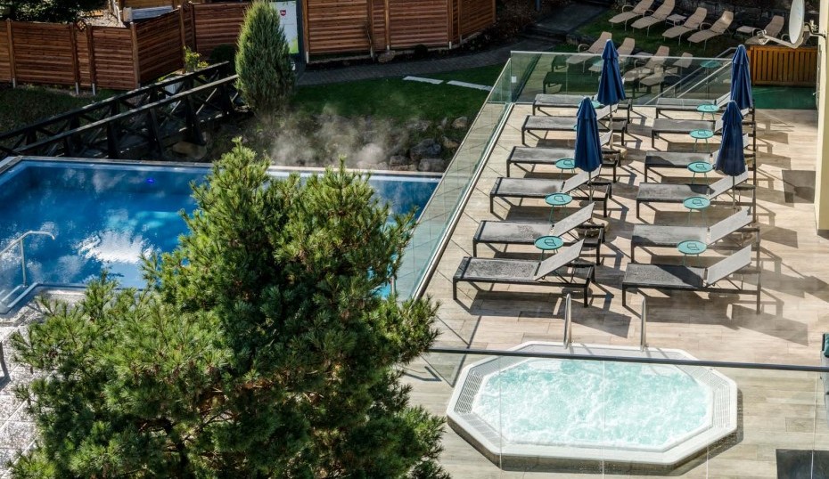 Wellnessgarten Blick Pool Sauna Whirlpool 1