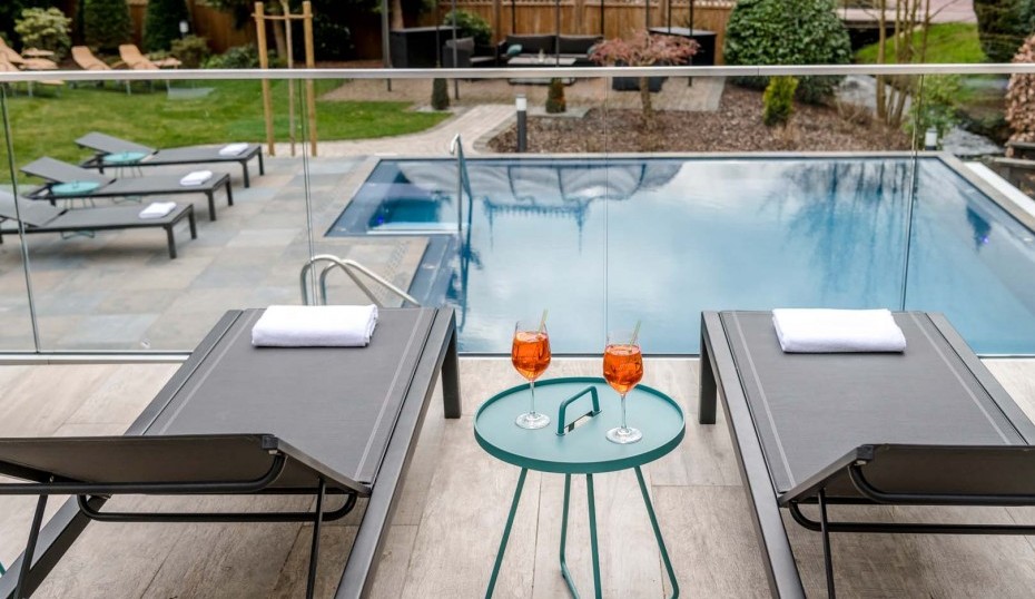 Wellnessgarten Blick Pool Liegen Getränk