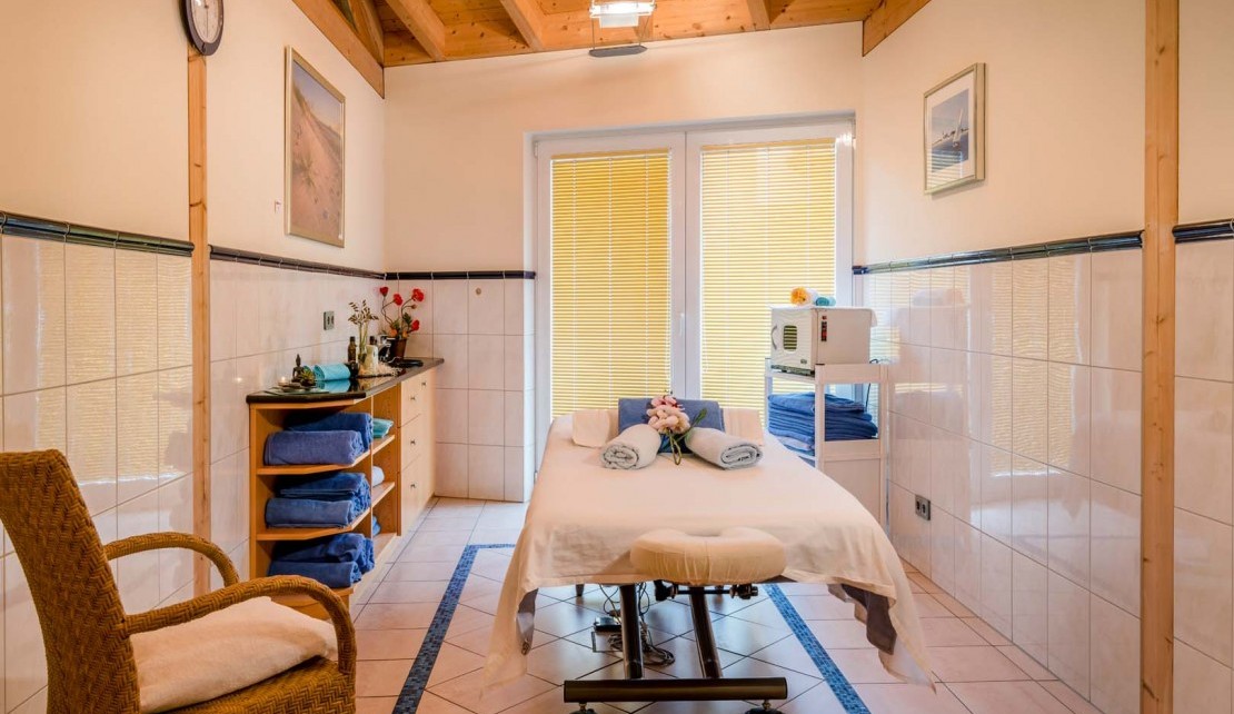 Wellnessbereich Massage Beauty Liege