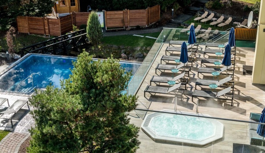 Wellnessgarten Blick Pool Sauna Whirlpool