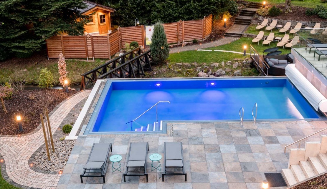 Wellnessgarten Pool Liegen Abendstimmung 1