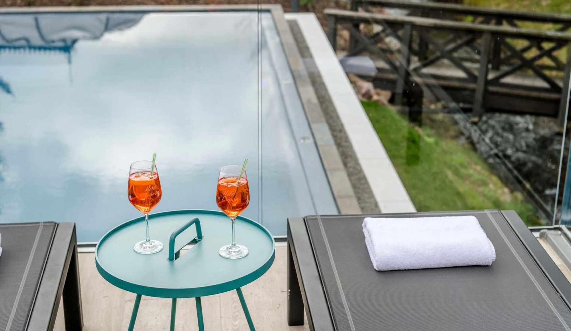 Wellnessgarten Blick Pool Liegen Getränk
