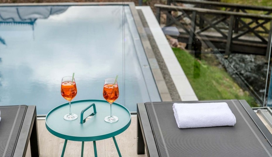 Wellnessgarten Blick Pool Liegen Getränk