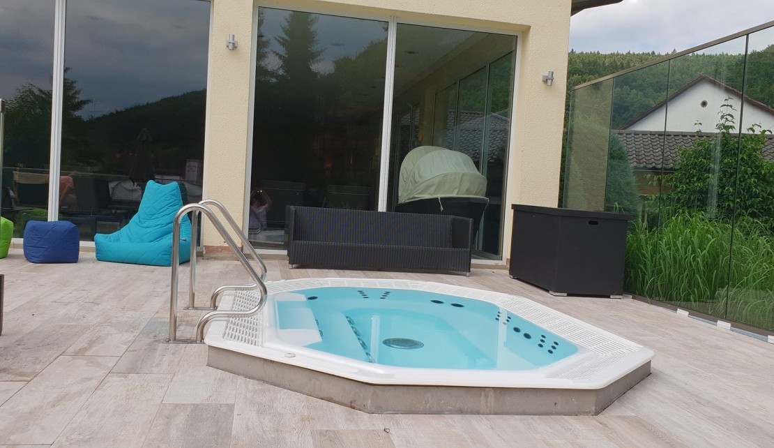 Whirlpool Wellness Garten Chillout 1