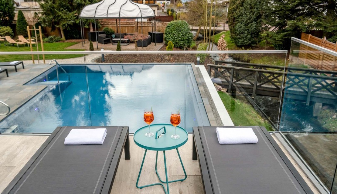 Wellnessgarten Blick Pool Getränk 1